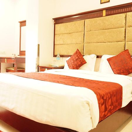 Hotel Eleven Heights ,Bhopal Exteriör bild