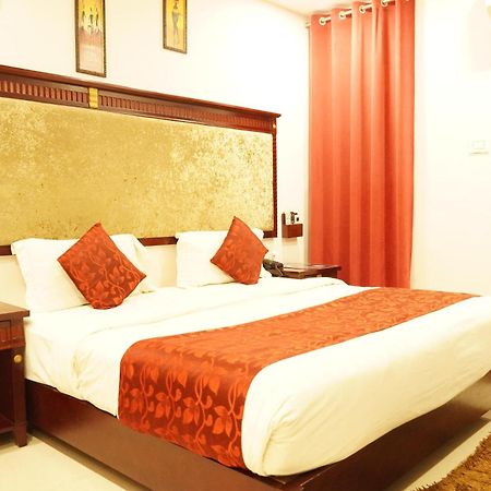 Hotel Eleven Heights ,Bhopal Exteriör bild