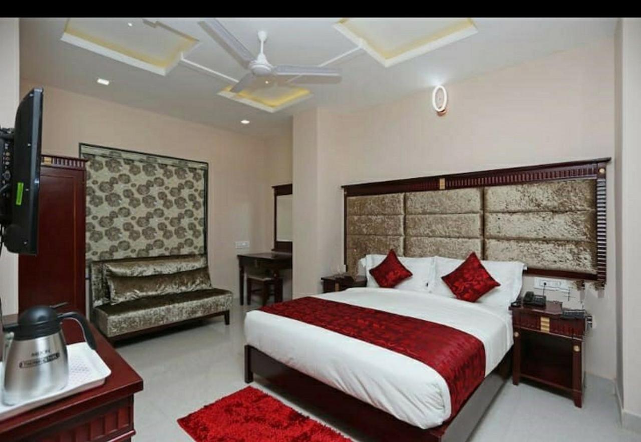Hotel Eleven Heights ,Bhopal Exteriör bild
