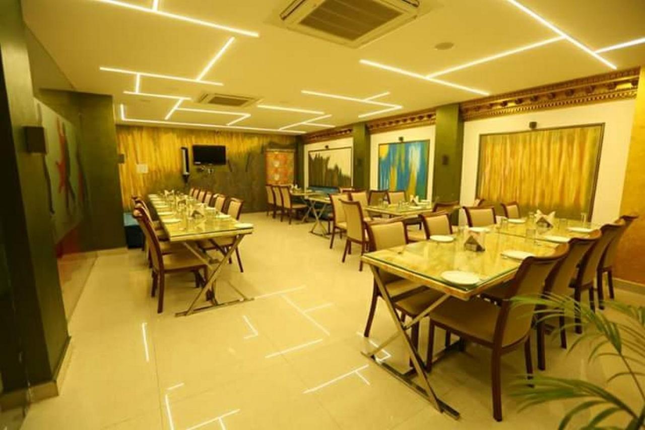 Hotel Eleven Heights ,Bhopal Exteriör bild