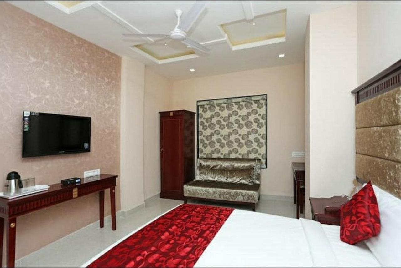 Hotel Eleven Heights ,Bhopal Exteriör bild
