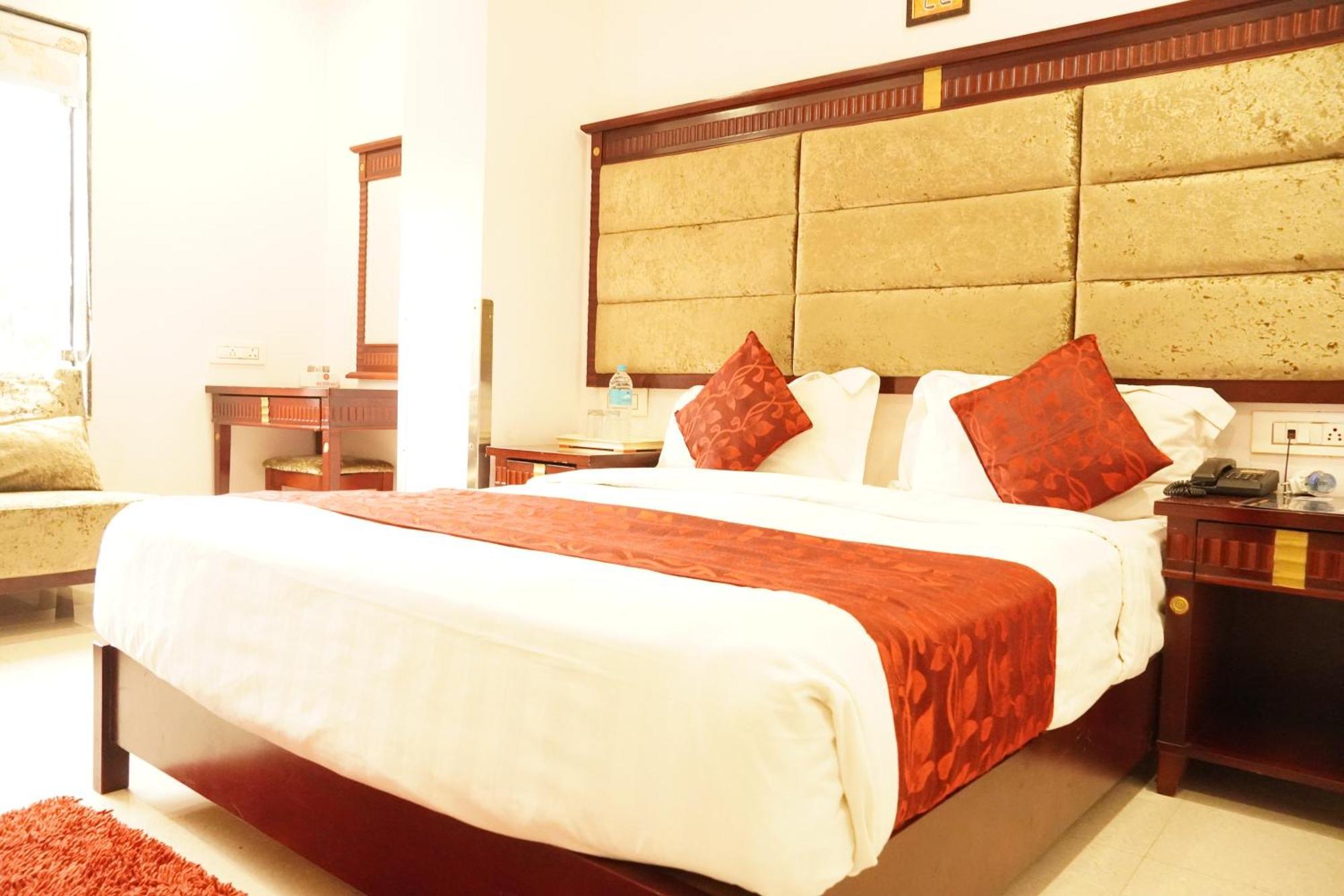Hotel Eleven Heights ,Bhopal Exteriör bild