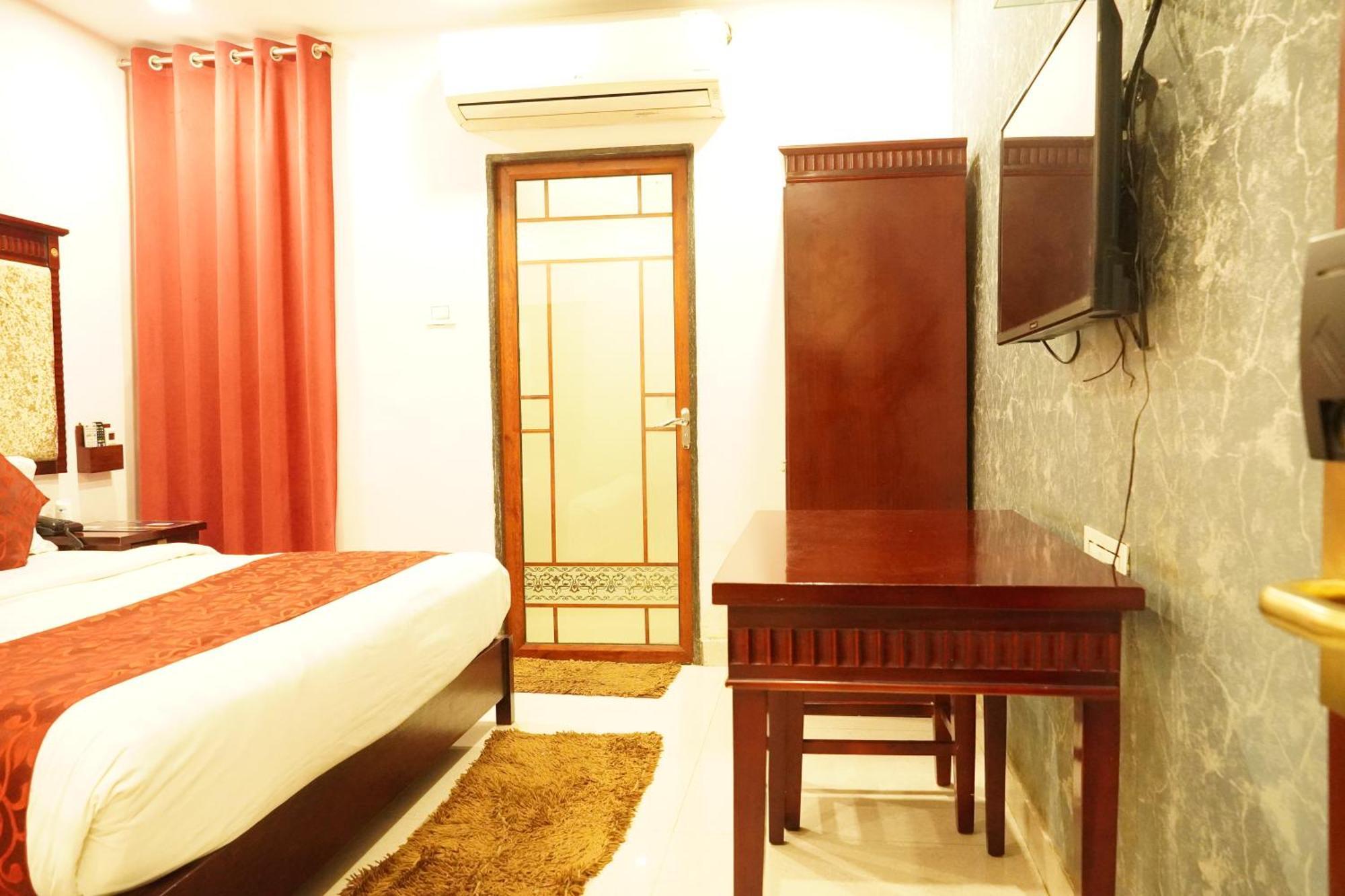 Hotel Eleven Heights ,Bhopal Exteriör bild